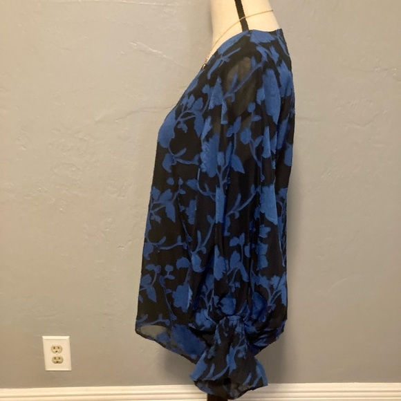 Vince Camaro Floral V-Neck Women's Dark Floral Blouse - Picture 4 of 8